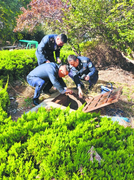 济南市水政监察支队查处违法现场